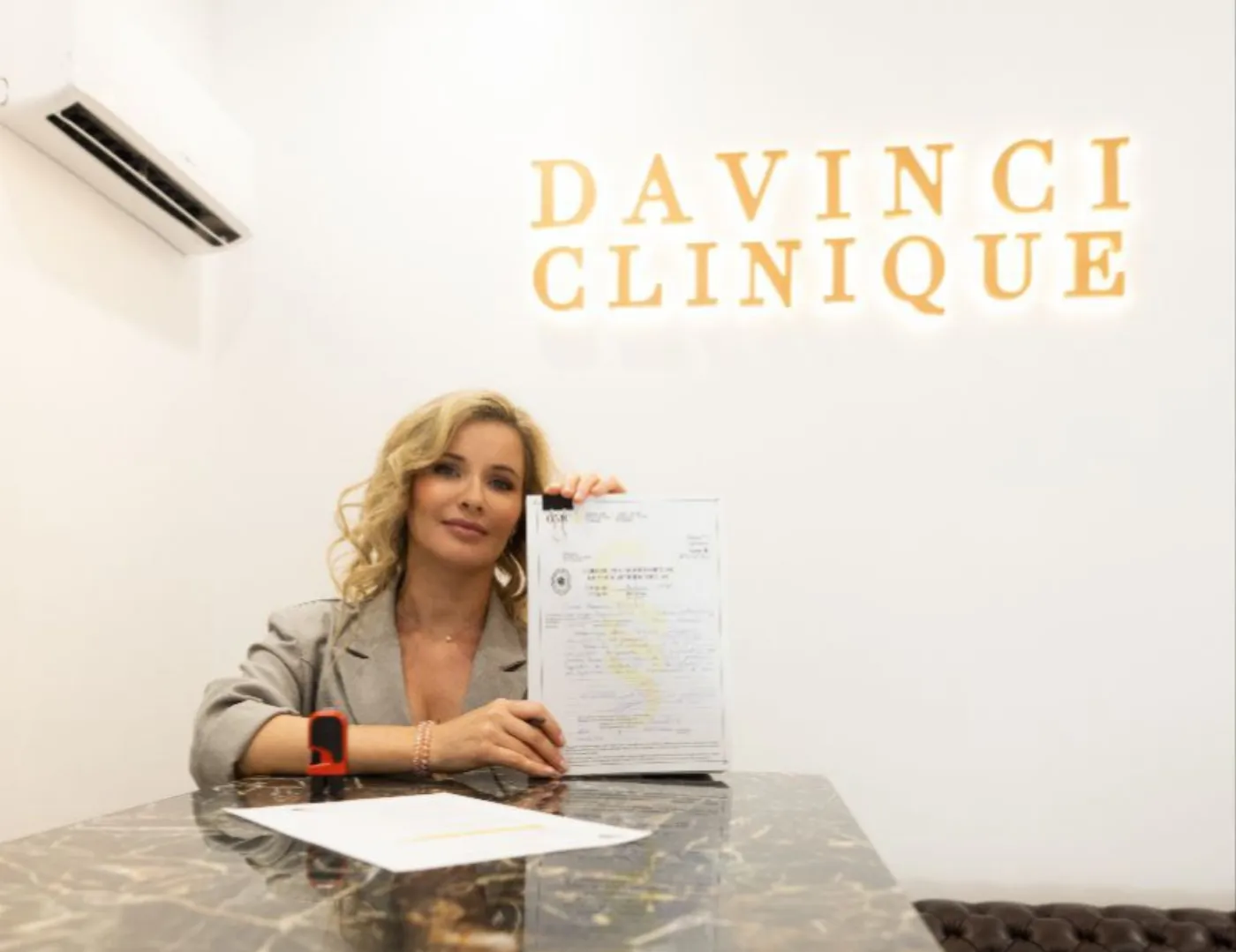 Dra. Oxana Vlasenko en la recepción de Davinci Clinique